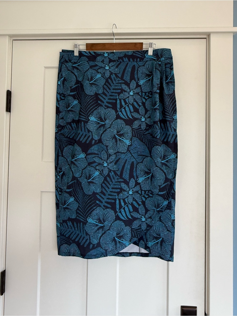 RipSkirt Hawaii Maui Moonlight
Length 4 Maxi Wrap Skirt Blue
Floral Size L